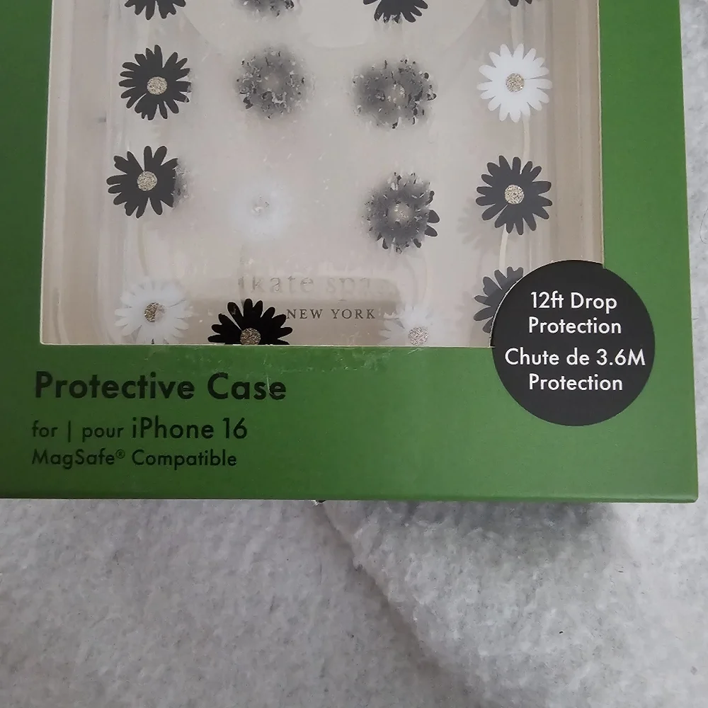 Kate Spade Iphone 16 Black And White Daisy MagSafe Phone Case